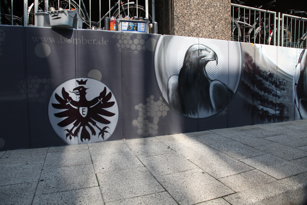 Das Bekenntnis der Fraport zur Region: Eintracht Frankfurt Adler Attila auf der 400 m Fassade in Form von Graffiti am internationalen Flughafen Frankfurt im Auftrag der Fraport am Terminal 1/ Busbahnhof, 2015.